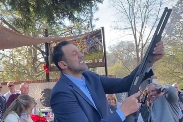 Дивац со пушка во рака го прослави Божиќ во Калифорнија (ВИДЕО)