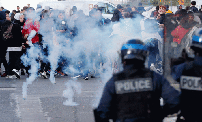 Полицијата во Париз повторно употреби солзавец против демонстранти