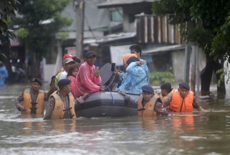 Расте бројот на настрадани во поплавите во Индонезија