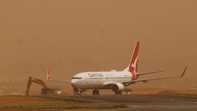 Аеродромот во Канбера затворен поради пожар во негова близина