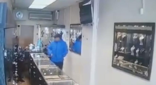 Урнебесно видео: Крадци на накит не можат да излезат од ограбената продавница