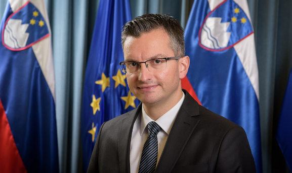 Премиерот на Словенија најави оставка и побара вонредни избори