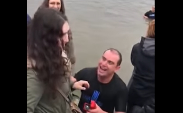 Видео: Охриѓанец на оригинален начин од вода ја запроси девојката на Водици
