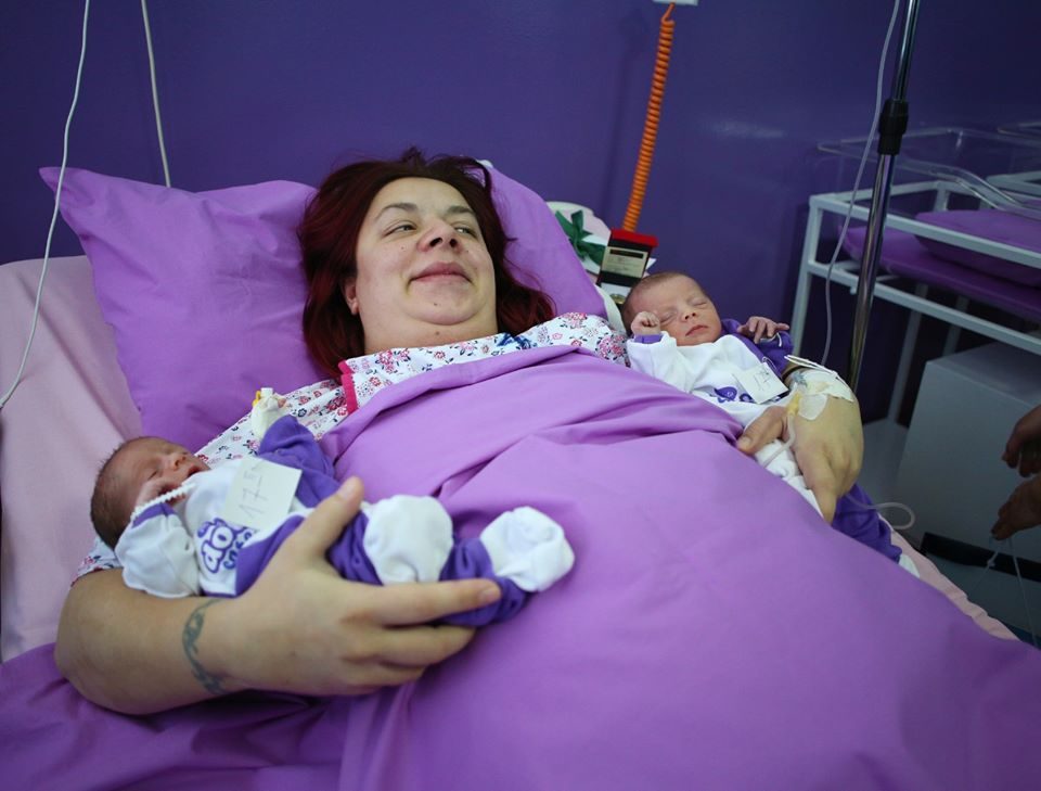Ова се близначињата Анастасија и Габриел, првите бебиња родени во 2020-та година