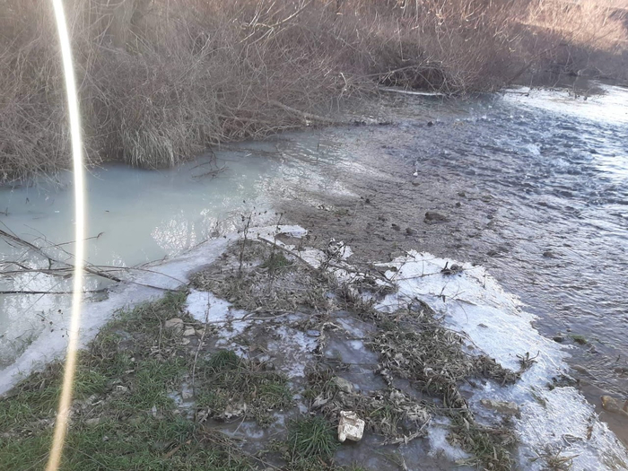 Бела течност со неиспитани својства се испушта во водите на реката Брегалница