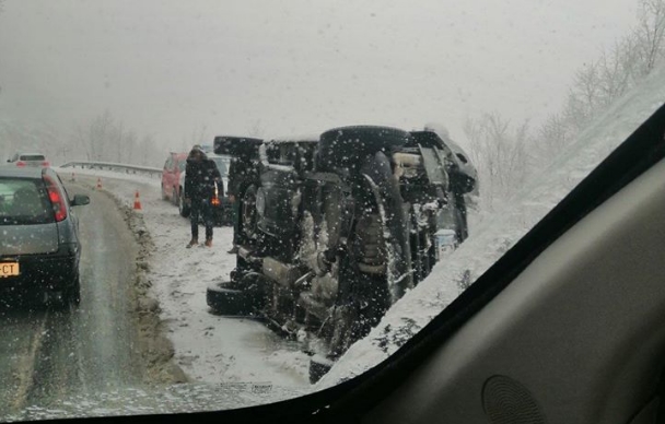 ФОТО: Снегот повторно ги изненади надлежните, автомобил се преврти на Стража