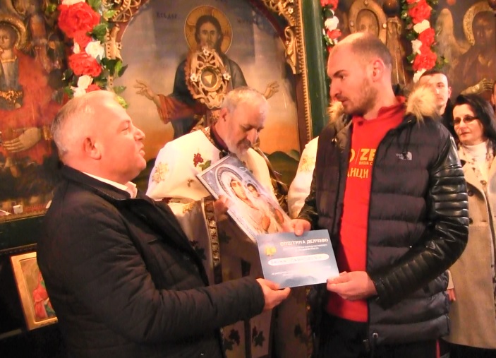 Хуманоста на дело: Момчето кое го фати Светиот крст во Делчево го донираше телевизорот кој го доби за подарок