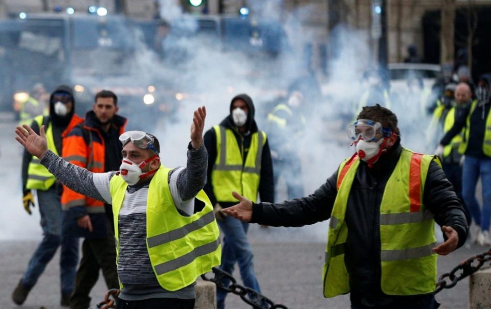 Хаос во Париз: На протестот на Жолтите елеци уапсени 59 луѓе