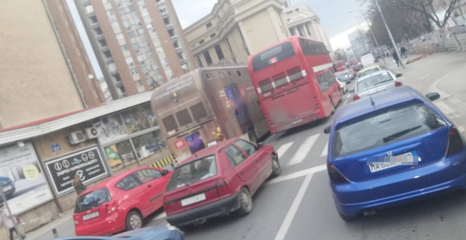 ХАОС ВО ЦЕНТАРОТ НА СКОПЈЕ: Автобуси не поминуваат низ Рекорд, колони од автомобили до Аеродром- еве ја причината (ФОТО)