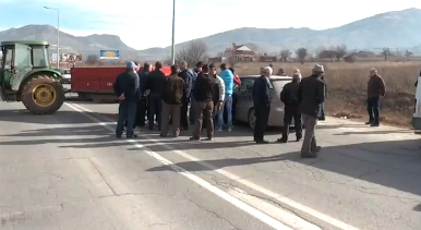 ПЛЕТВАР БЛOKИPAH: Тутунарите на протecт, барале средба со министерот- им одговориле „кои сте вие па со министерот да се сретнете“?!