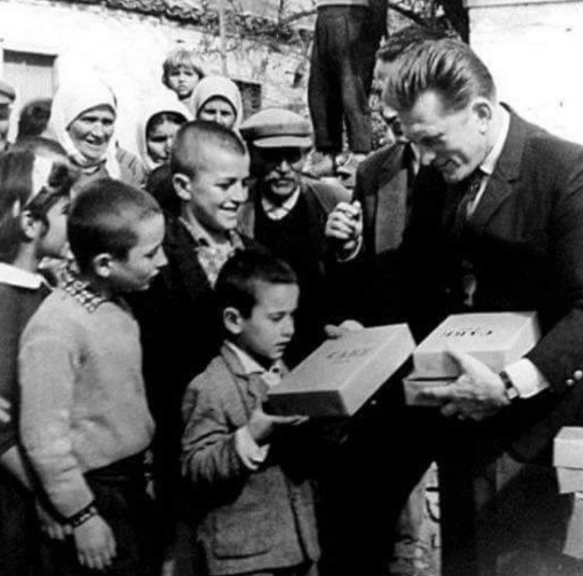 ФОТО: Холивудската легенда Кирк Даглас „уловен“ како им подарува училиштен прибор на дечиња од Егејска Македонија (ФОТО)