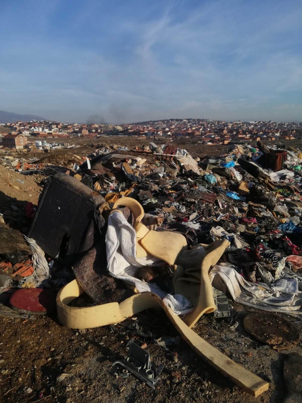 ФОТО: Визбегово се дави во отпад, градоначалникот на Бутел и локалните власти нигде ги нема