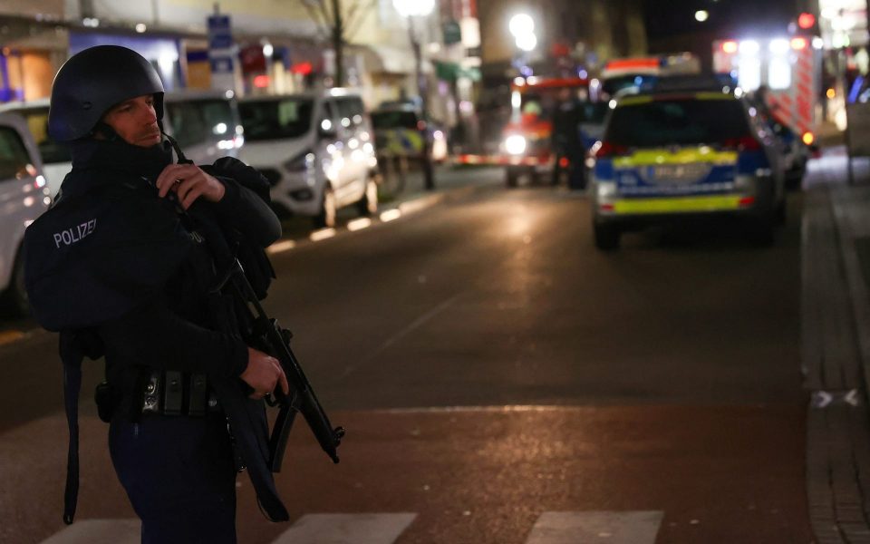 Германија: Напаѓач уби 8лица во близина на Франкфурт, полицијата го пронајде мртов во неговиот дом