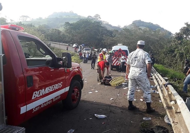 ФОТО: Се преврте камион полн со мигранти – Еден загинат, 81 лице повредено