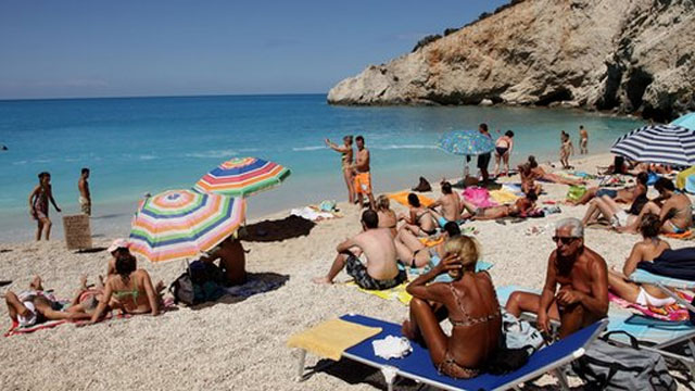 Анкета: Речиси половина од Грците планираат летово да одат на одмор
