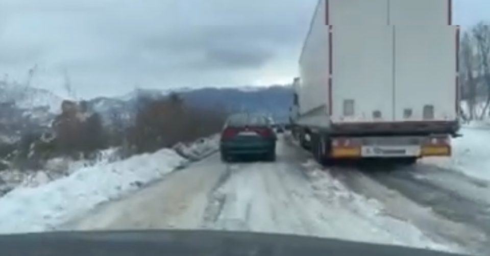 Втор ден на Плетвар хаос: Снегот ги изненади надлежните среде февруари, заглавените 50 камиони никако да тргнат (ВИДЕО)