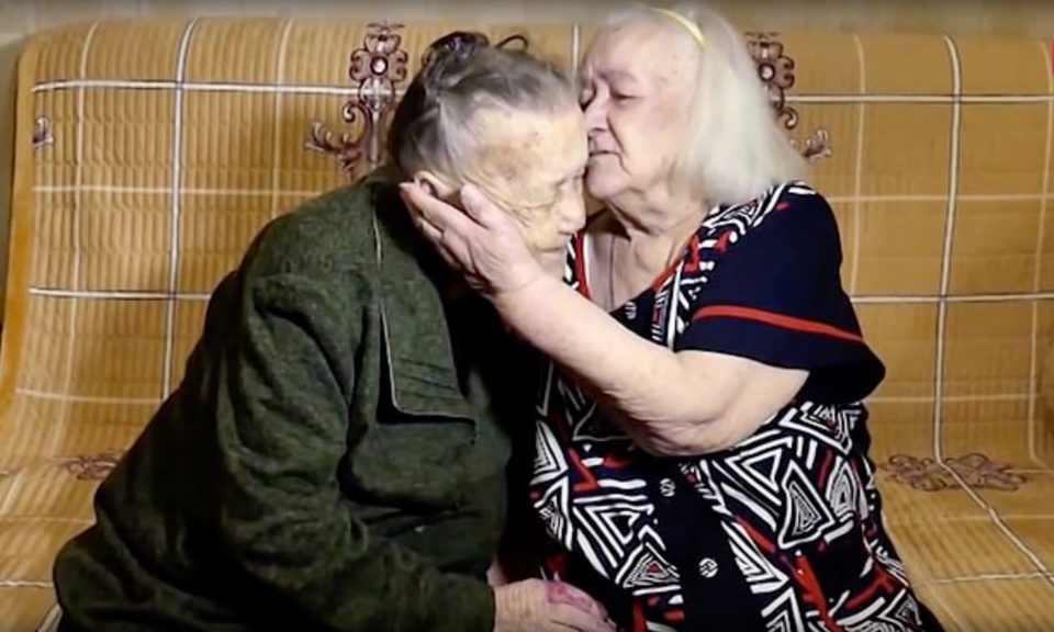 Ќе ве облеат силни емоции: Две сестри се сретнаа по 78 години потрага, ги разделила војната, ги спои судбината (ВИДЕО)