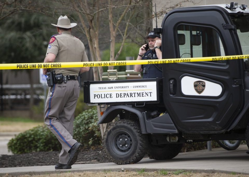Две лица убиени и едно рането во пукотница во универзитет во Тексас