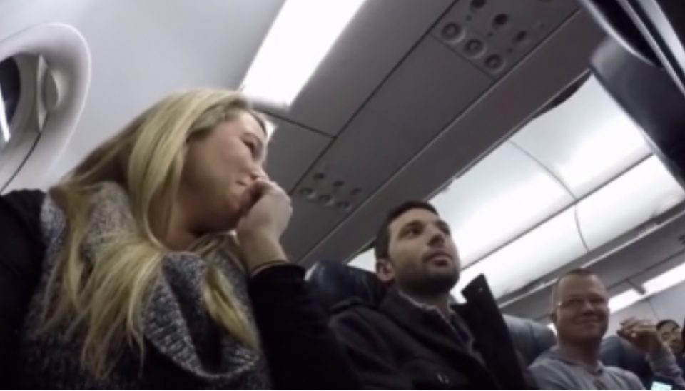 Пилот му соопшти на патник дека неговата сопруга е бремена, но таа не очекуваше ваква реакција (ВИДЕО)