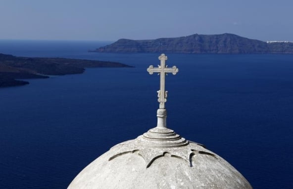 Црквите во Грција од денеска отворени за литургии за верниците