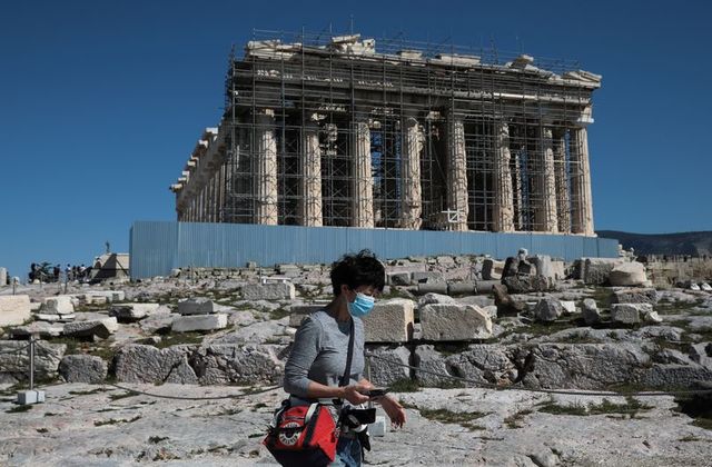 Од среда се затвораат продавниците во Грција, супермаркетите и аптеките остануваат отворени