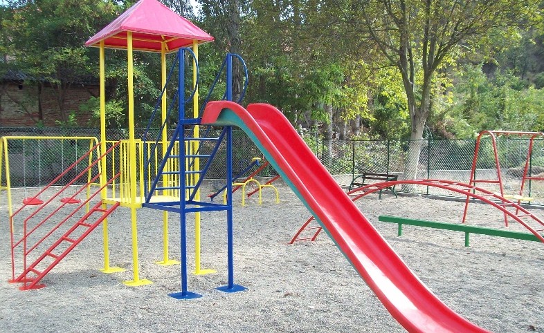 Во Велес забрана за користење на Детските игралиштa и собирање во групи