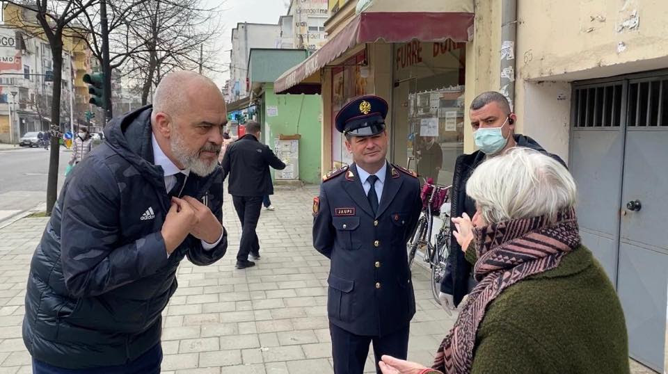 ФОТО: Рама излезе на улиците во Тирана, се расправаше со непослушните пензионери кои што не ги почитуваат препораките