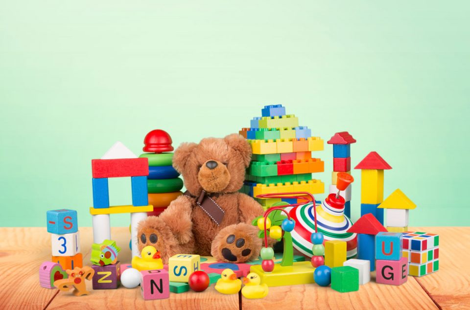 Сакате да ги направите среќни, а им нанесувате штета: Родители, не им купувајте многу играчки на децата!