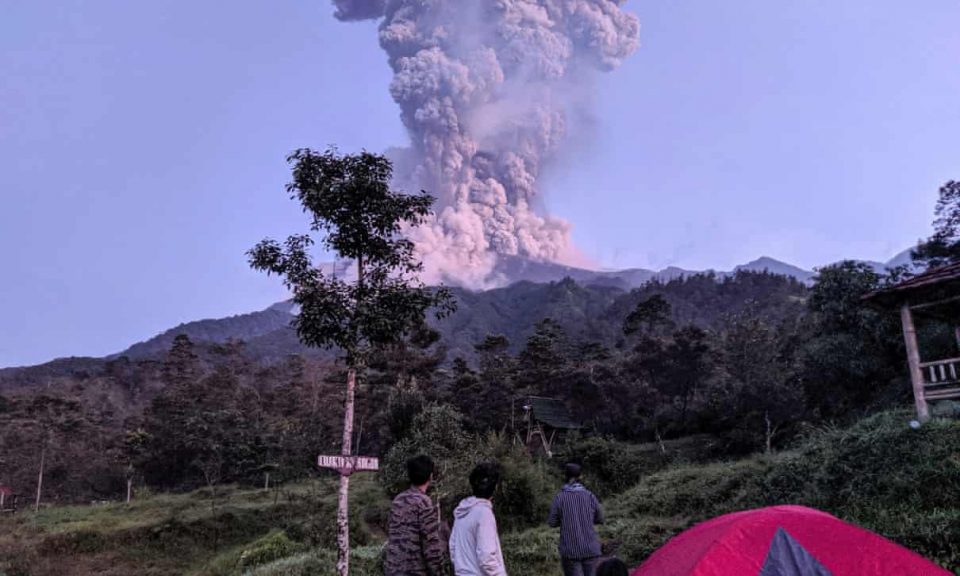ФОТО: Ерупција на вулканот Мерапи