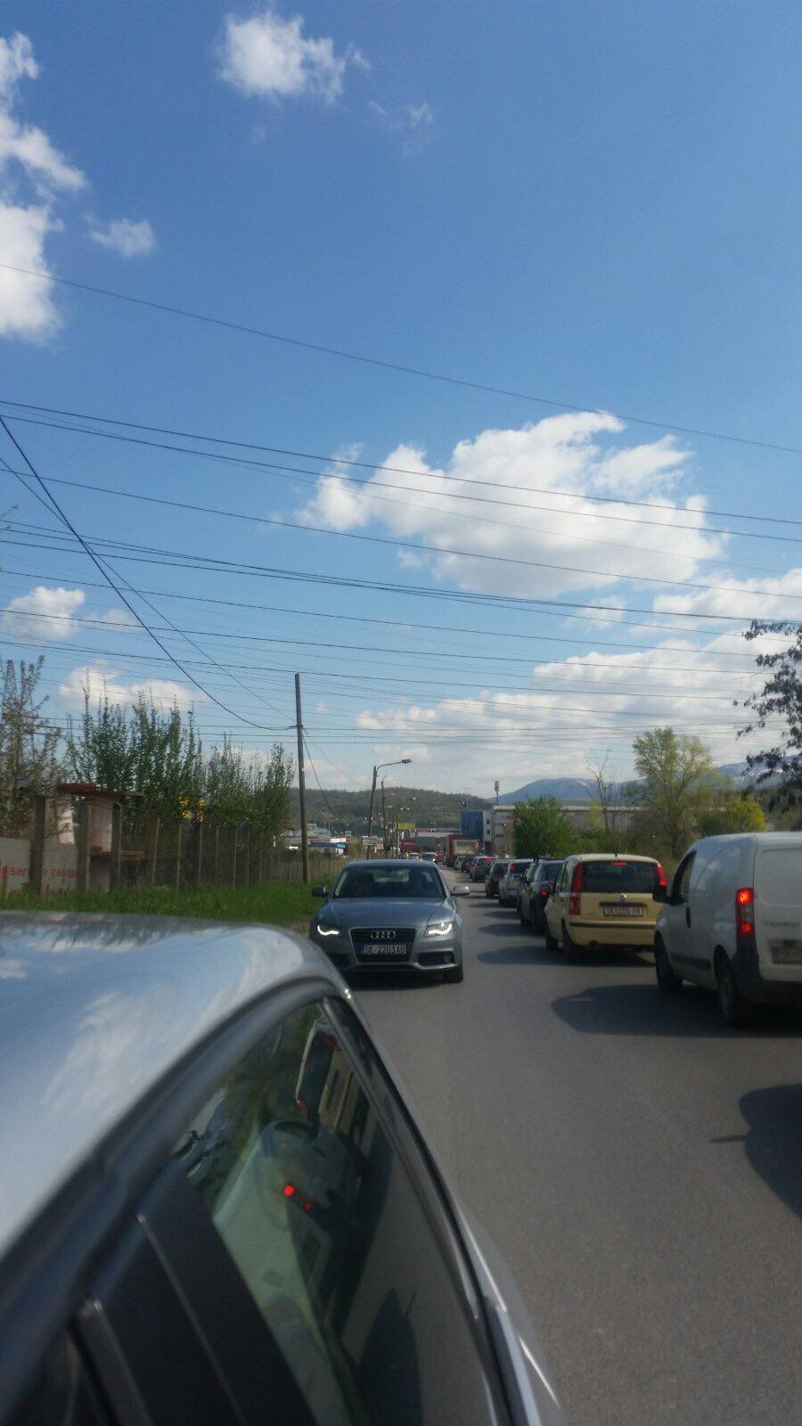 ВНИМАВАЈТЕ: Речиси пет километарска колона пред започнувањето на полицискиот час на влезот на населбата Драчево (ФОТО)