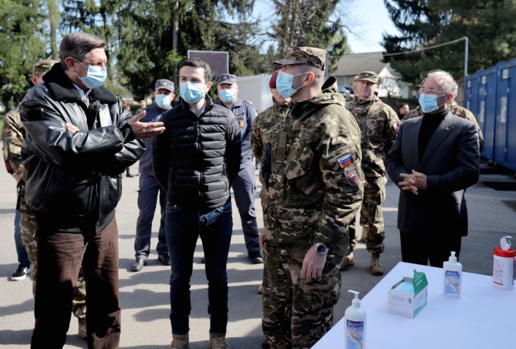 Пахор им се извини на граѓаните зошто немаше цело време маска при посетата на јужната границата