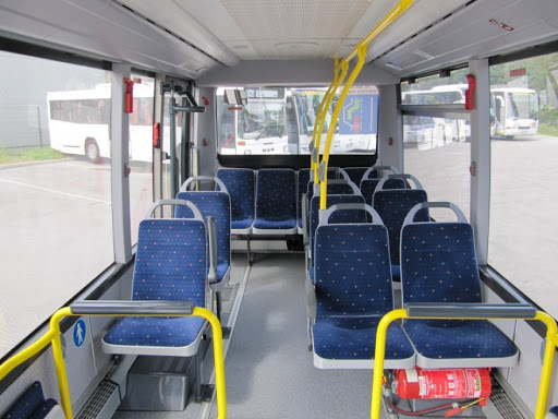 Превозот на патници со задолжително растојание од два метри и 50 проценти од вкупниот број на седишта