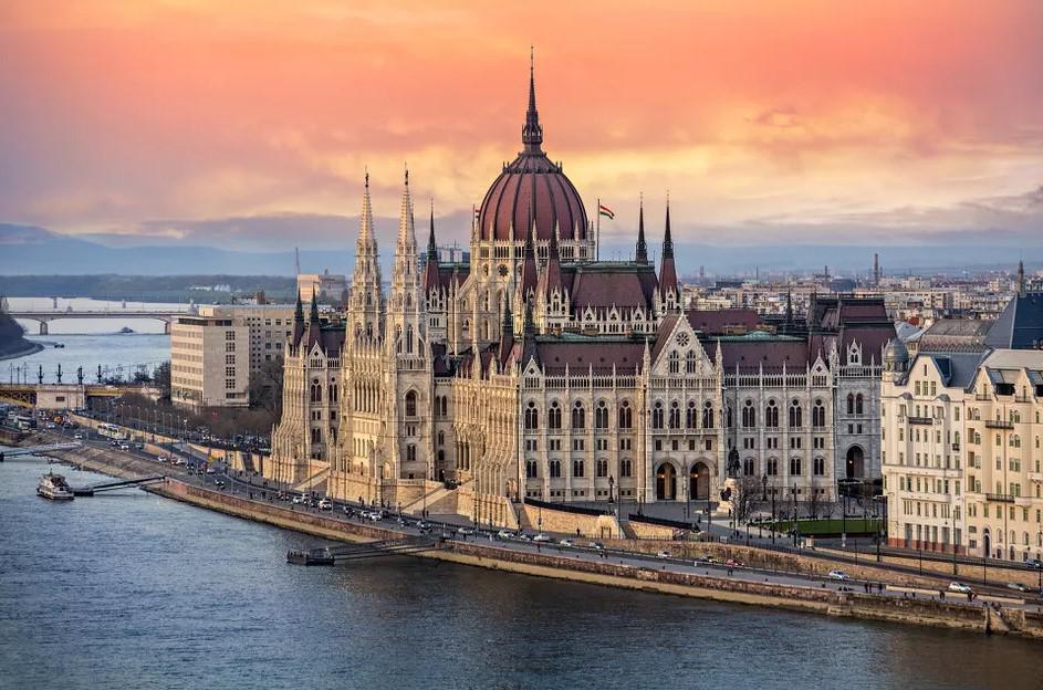 Унгарија се понуди да биде домаќин на руско-украинските мировни преговори