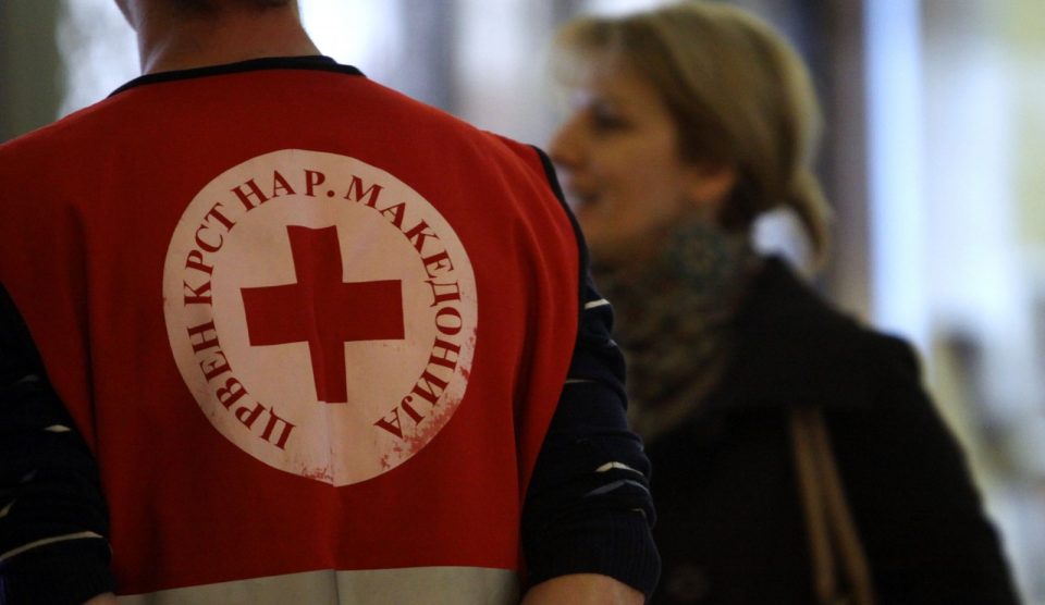 Црвениот крст подели над 1.200 пакети со храна и хигенски продукти на семејства во Гостиварско