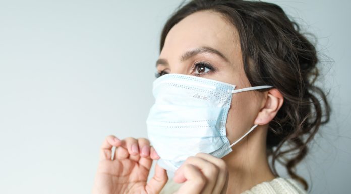 Шокантни резултати: Колку долго се задржува коронавирусот на заштитната маска за лице?