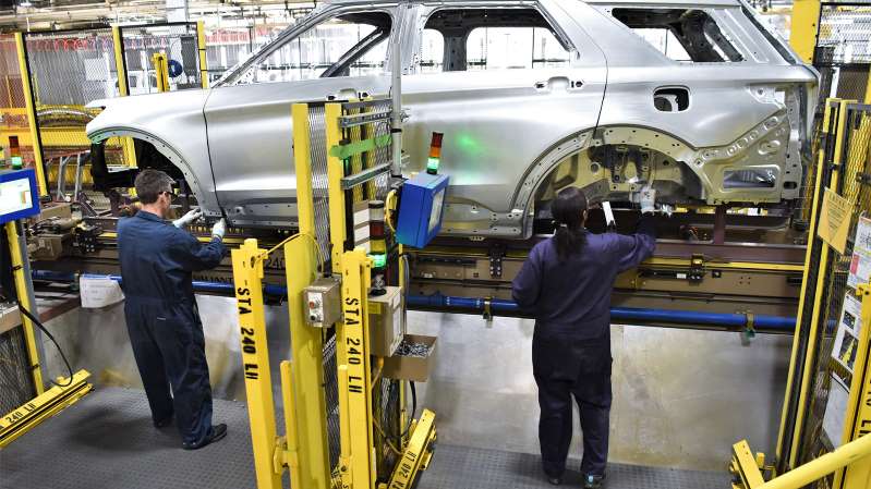 Форд тестира нов уред за контрола на растојанието меѓу работниците