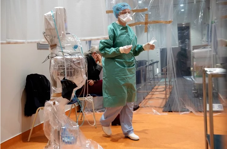 Во Франција се намалува бројот на смртни случаи од коронавирусот