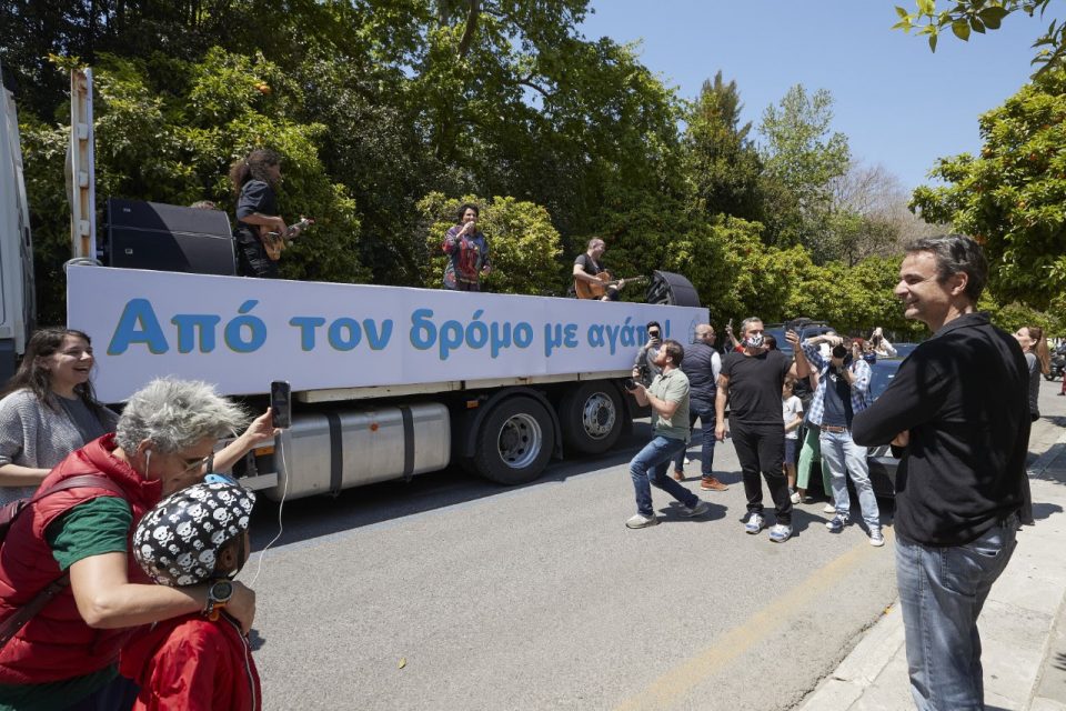 Позната грчка пејачка одржа концерт на камион низ улиците во Атина