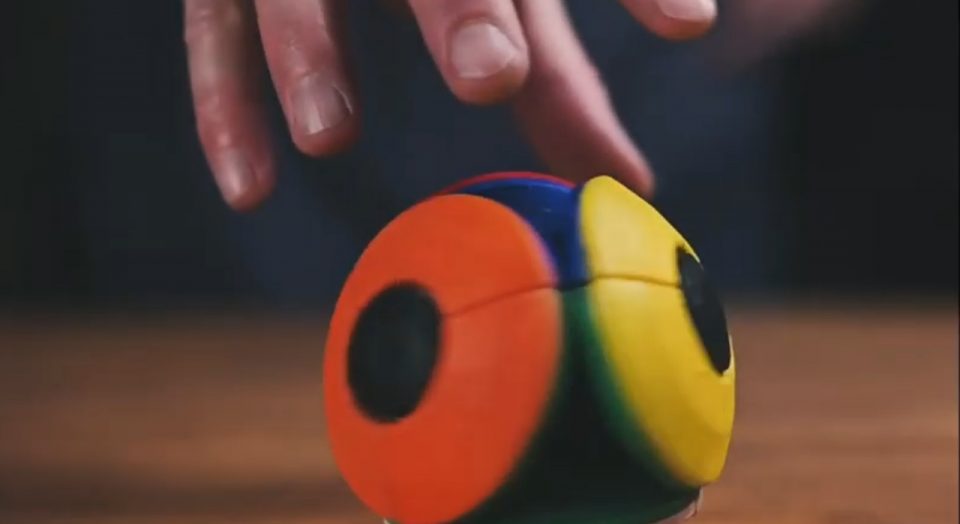 Ако Рубиковата коцка ви беше тешка за местење, оваа нова играчка ќе ве излуди (ВИДЕО)