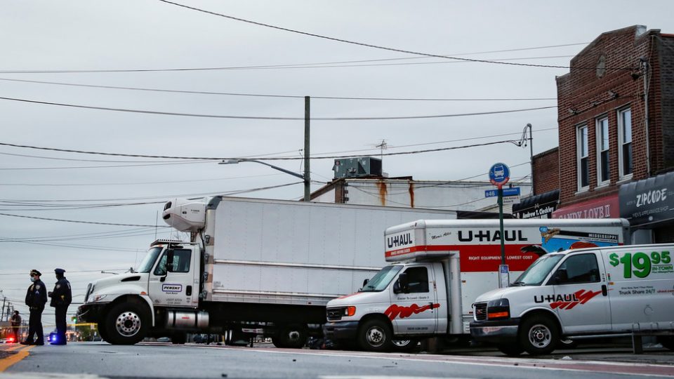 Њујорк: 100 тела најдени во камиони без ладење по повици за „силна миризба“ (ФОТО)