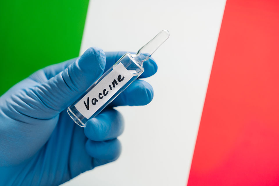 Италија почнува кампања за четврта доза вакцина за лица над 60 години