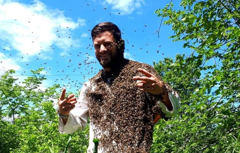 Безброј пчели го покрија телото на Мите од Кавадарци (ФОТО)