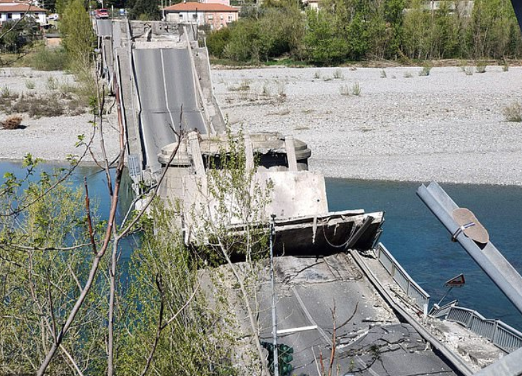 Се урна мост во Италија, повреден е возач на камион