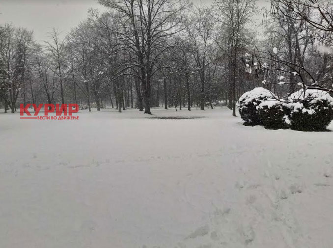 ФОТОГАЛЕРИЈА: Пролетно снежна идила во Градски парк