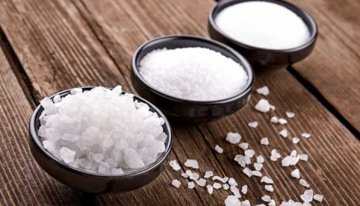 Неколку совети за ефикасна употреба на солта- една од нив е и дека го отстранува мирисот на кромид од рацете