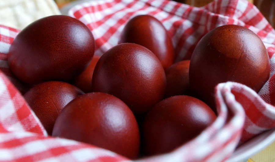 Симболиката на црвеното велигденско јајце