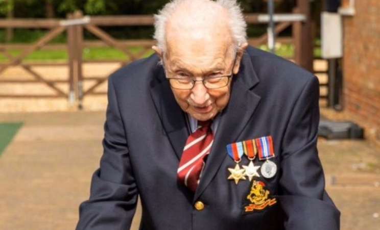Пред својот 100-ти роденден: Ветеран направи нешто неверојатно за докторите кои се борат против коронавирус