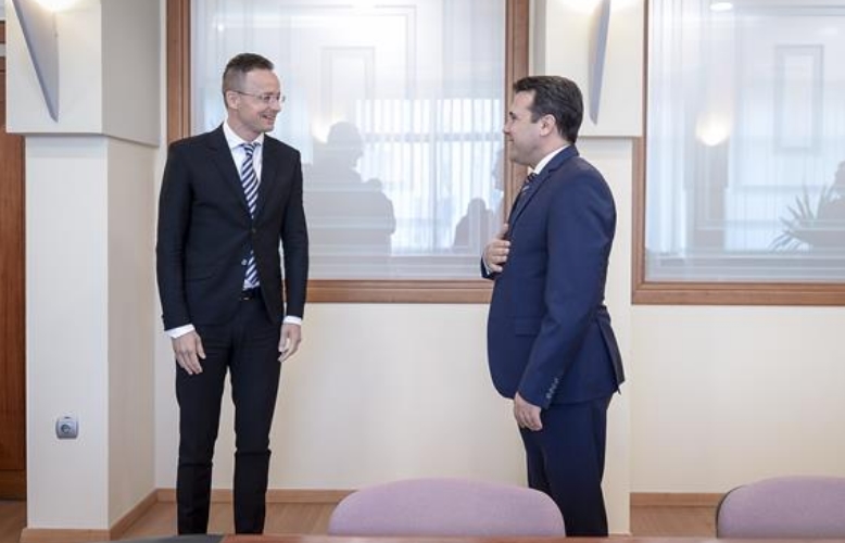 Има ли Заев срам: Плука по Унгарија, а прв се “нацрта“ на сликање со Сијарто