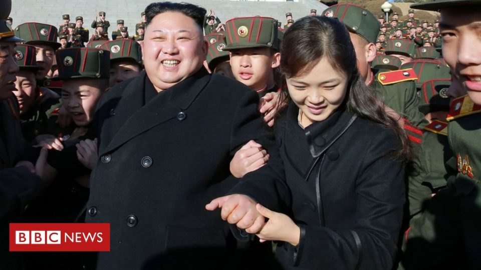 Ѝ го избришал минатото, трпи орг*и… Сопругата на Ким Џонг – Ун е убавица, а ова е нејзината животна приказна