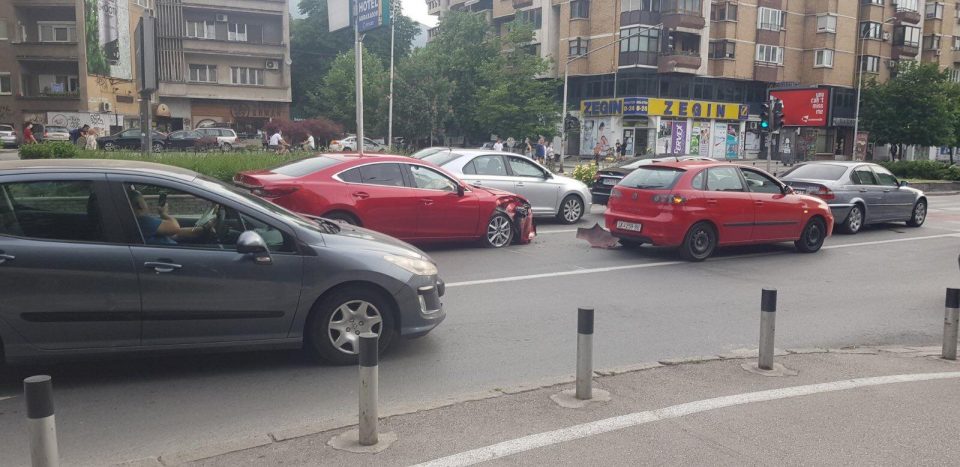 Драматичен карамбол среде центарот на Скопје пред започнување на полицискиот час предизвика застој во сообраќајот (ФОТО)
